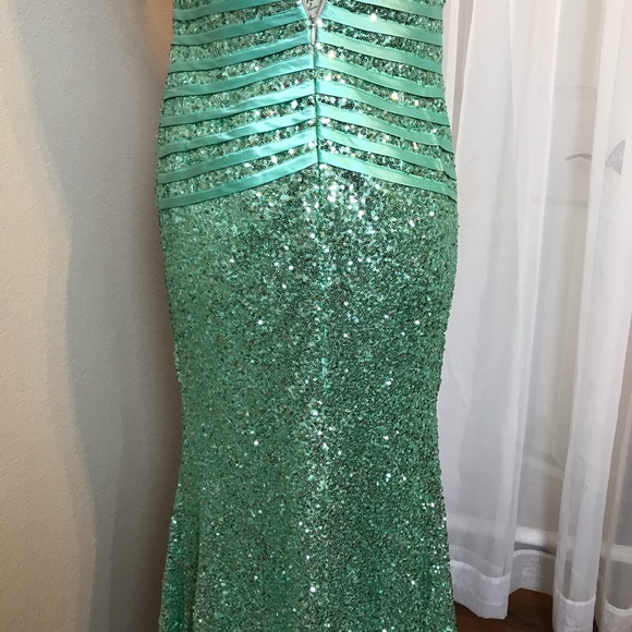 👗Gorgeous Green Sequin Formal/Prom Dress - Picture 5 of 8